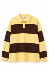 Buzo de manga larga con diseño de rayas horizontales anchas en color amarillo y marrón, cuello polo y cartera con botones frontales.