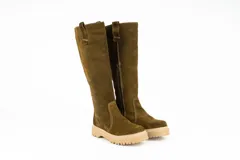 Bota alta de gamuza color verde militar, con suela track beige, costuras pespunteadas a contratono y cierre lateral interno.