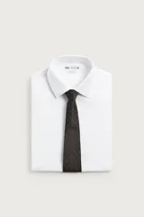 Corbata ancha de seda color marrón oscuro con pequeño estampado tipo paisley en tonos celestes.