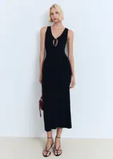 Vestido midi de punto fino color negro, sin mangas, con escote en V y detalle de apertura con lazo en el pecho.
