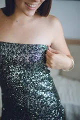 Vestido corto con estampado de rayas horizontales en tonos grises y negros. Diseño con escote halter que se ata al cuello, abertura central en el busto y falda corta con volado.