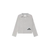 Sweater de punto gris melange de Eme Studios, modelo Kiff Distressed Knit Polo, con cuello polo y escote en V. Cuenta con mangas largas y un pequeño bordado con el logo de la marca en el lateral inferior.
