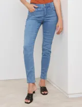 Jean skinny de tiro medio, confeccionado en denim elastizado. Presenta un corte ajustado desde la cadera hasta el tobillo, con diseño clásico de cinco bolsillos funcionales y costuras reforzadas a tono.