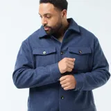Sobrecamisa de lana color azul, con cuello clásico, cierre frontal de botones y dos bolsillos delanteros con solapa y botón.