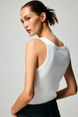 Musculosa blanca de punto acanalado, con escote redondo y tirantes anchos.