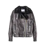 Campera estilo aviador de cuero sintético negro con interior de piel sintética al tono. Presenta cierre frontal cruzado, solapas amplias y detalles de hebillas en el cuello.