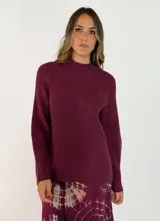 Sweater de punto acanalado color bordó, con cuello alto y mangas largas con diseño raglán.