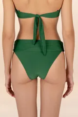 Calzón de bikini verde oscuro con faja ancha y corte a la cadera.