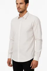 Camisa de poliéster color marrón, de corte holgado, con mangas largas, cuello camisero clásico y cierre frontal de botones.