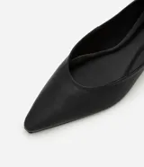 Chatitas de cuero negro con diseño de punta fina y taco bajo, estilo bailarina.