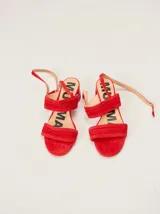 Sandalias de gamuza color bordó con taco bloque de charol, tiras con pespuntes artesanales en cuero y tira fina ajustable al tobillo.