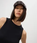 Musculosa de ribana de algodón con elastano, diseño ajustado al cuerpo, cuello redondo alto y sin mangas.