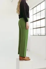 Pantalón de punto verde oliva de corte ancho.