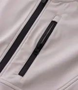 Campera deportiva Get Over de tejido técnico resistente al agua, color bordó. Presenta capucha ajustable con cordones, cierre frontal con cremallera, bolsillos laterales y un bolsillo adicional en el pecho, todos con cierre.