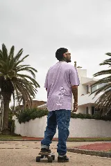 Remera blanca de algodón con cuello redondo y estampado circular en el frente con diseño abstracto en tonos grises.