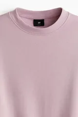 Buzo de tejido de mezcla de algodón de peso medio con interior cepillado suave. Modelo con cuello redondo ribeteado, hombros caídos y remate acanalado ancho en puños y bajo.