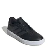 Championes urbanos Adidas Court Block, color negro con suela blanca. Presentan un diseño clásico con las tres tiras laterales características de la marca, confeccionados en cuero sintético con puntera reforzada y suela tipo cupsole de goma.