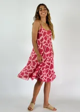 Vestido corto de algodón con estampado abstracto en tonos azules y blancos, con breteles finos y corte evasé.