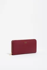 Billetera grande Bimba y Lola de estructura blanda, confeccionada en nylon color bordó. Presenta cierre perimetral con cremallera metálica dorada y logo de la marca aplicado en el frente en letras doradas.