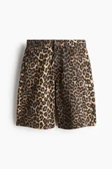 Bermuda de cinco bolsillos en denim de algodón rígido, con tiro alto, cierre y botón, y estampado animal print de leopardo.