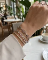 Pulsera de plata 925 con eslabones rectangulares calados y textura.