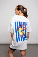 Remera blanca de manga corta con estampado de limones y la frase "when life gives you lemons". Corte holgado.