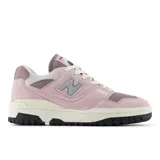 Championes urbanos New Balance modelo 550, color rosa con detalles en gris y blanco, confeccionados en gamuza y malla, con logo "N" característico en los laterales y entresuela con detalles en negro.