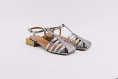 Sandalias doradas de cuero con tiras finas, taco bajo de madera y puntera cuadrada.