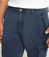 Bermuda cargo de algodón color blanco, con bolsillos laterales y traseros, cierre con botón y cremallera.