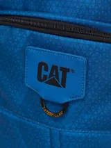 Mochila Caterpillar modelo Barry Backpack color azul, con diseño estampado geométrico sutil. Cuenta con compartimento principal amplio, bolsillo frontal con organizador, bolsillos laterales de malla, correas laterales de compresión y logo de la marca en el frente.