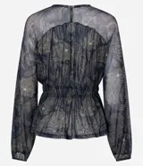 Bata de tul con estampado paisley, de corte holgado y fluido. Presenta escote en V con lazo ajustable, mangas largas amplias y elástico en la cintura que genera un efecto peplum.