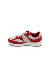 Zapatillas urbanas acordonadas con combinación de materiales y recortes en contraste, en tonos rojo, beige y blanco, con suela de base ancha.
