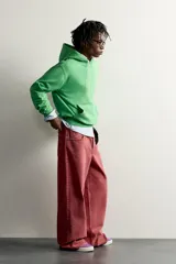 Jeans baggy fit de corte holgado y tiro medio, confeccionados en denim de algodón con efecto lavado en color bordó. Presentan diseño clásico de cinco bolsillos y cierre frontal con botones. Colección especial Fruit of the Loom x Zara.