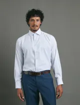 Camisa de vestir de manga larga con cuello clásico y cierre frontal de botones. Presenta un estampado de micro puntos en tonos blanco y azul.