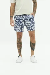 Short de baño con estampado floral en tonos azules, cintura elástica con cordón ajustable, bolsillos laterales y bolsillo trasero.