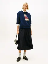 Buzo de cuello redondo en color azul marino, confeccionado en mezcla de algodón y poliéster. Presenta un diseño gráfico bordado en el pecho que muestra un perro golden retriever vistiendo una chomba, con la firma de la marca debajo.