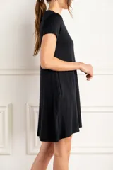 Vestido mini negro de manga corta y cuello redondo, confeccionado en mezcla de viscosa y elastano con diseño fluido y versátil.