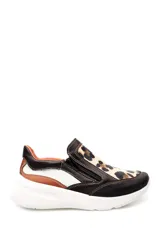 Zapatillas deportivas de cuero color marrón con estampado animal print, doble cierre lateral y suela blanca.