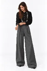Pantalon de lino color gris oscuro, de corte ancho y relajado, con pinzas en la cintura.