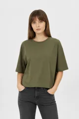 Remera negra de algodón de corte ancho y corto, con mangas cortas y cuello redondo a la base.