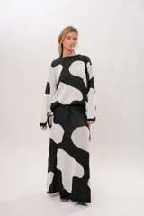 Pollera larga de punto con estampa de vaca en blanco y negro, con tajo lateral.