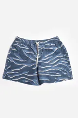 Short de baño con estampado de ondas en tonos azules y beige, cintura elástica con cordón ajustable, bolsillos laterales y suspensor interno.