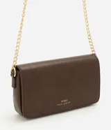 Cartera bandolera Satinato de poliuretano color marrón, con diseño rectangular, solapa frontal y asa de cadena metálica dorada.