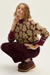 Borcego de cuero color marrón con diseño de costuras tipo mocasín en la puntera, cordones jaspeados y suela de goma con plataforma en capas.