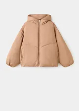 Chaqueta puffer corta color tostado con capucha, bolsillos laterales con ribete, cierre frontal con cremallera y diseño oversize acolchado.