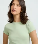 Blusa básica de mujer marca Blue Steel, confeccionada en tejido rib de algodón con elastano. Presenta un diseño ajustado al cuerpo, cuello redondo y mangas cortas.