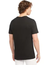 Pack de tres remeras de cuello en V, confeccionadas en algodón suave. Presentan un diseño clásico de manga corta con el logo de la marca bordado en el ruedo inferior.