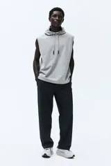 Buzo deportivo sin mangas color gris melange, con capucha ajustable mediante cordones y corte regular.
