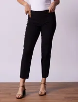 Pantalón recto color verde esmeralda de gabardina elastizada, marca Zac & Rachel. Pretina ancha con faja interna modeladora. Delantera con bolsillos simulados. Trasera con bolsillos ojal.