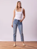 Jean recto de denim celeste, marca Royalty. Con pretina con pasadores, botón y cierre. Delantera y trasera con bolsillos.